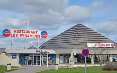 restaurant les pyramides, plus grand restaurant routier de france avec architecture pyramidale distinctive